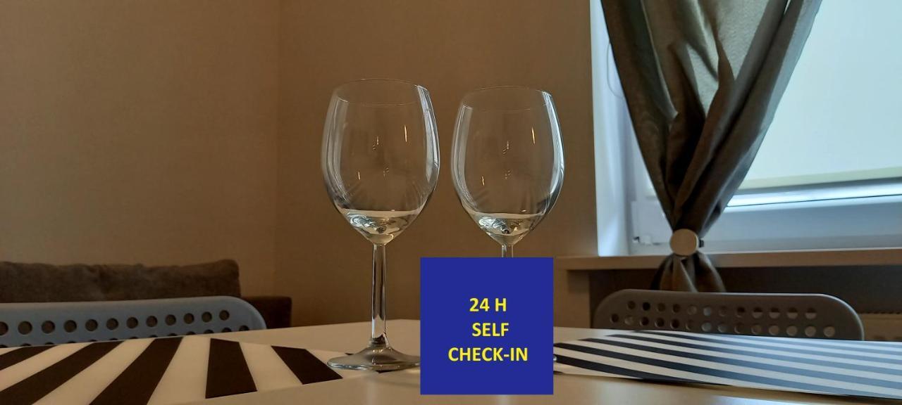 Self Check-In Targi Lotnisko Parking B Apartment Познан Екстериор снимка